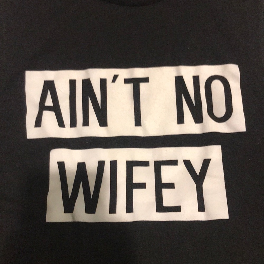 Black “Ain’t no Wifey” tank top.